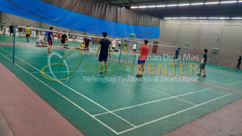 Lapangan bulu tangkis Sport Center Taman Duta Mas